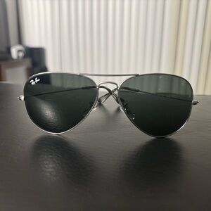 Ray-Ban Aviator Sunglasses – Silver Frame & Green Lenses (Unworn)